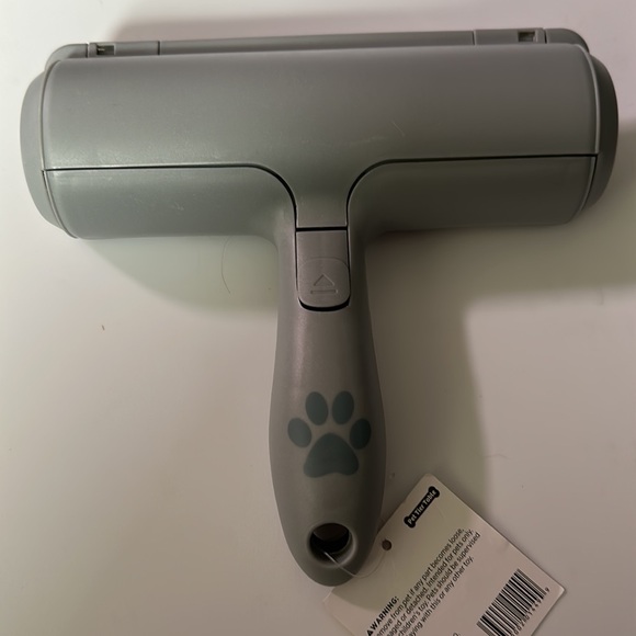 NWT pet hair remover roll the brush along any surface with pet hair and voila - Picture 7 of 7